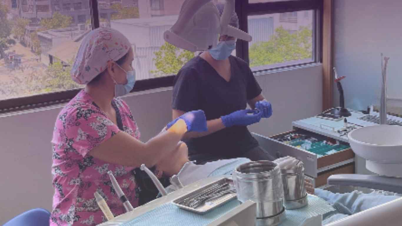 Dra. Maira atendiendo a paciente